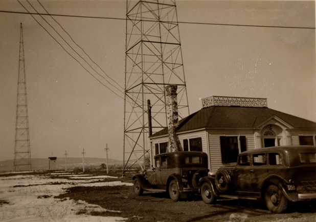 WDRC's Bloomfield transmitter building and antennas in winter