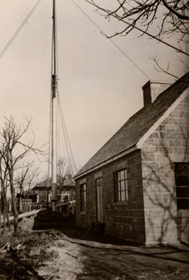W1XSL transmitter building and antenna mast on Meriden Mountain, circa 1936